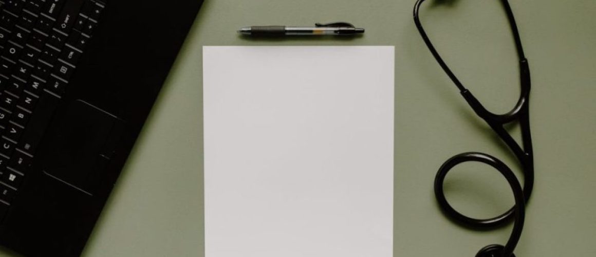 Estrategias-digitales-que-todo-profesional-de-la-salud-necesita-recursoscreativos dajanny berges pexels-tara-winstead-7723686-1024x682-978x500