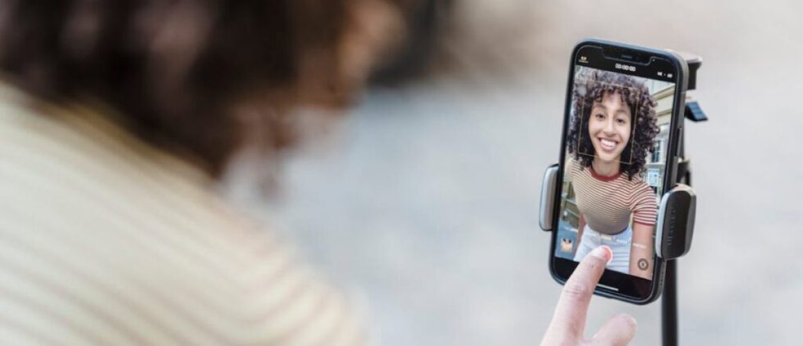 7-Pasos-para-Crear-Videos-Efectivos-en-Redes-Sociales-y-Mejorar-tu-Estrategia-de-Marketing-recursos_creativos-pexels-blue-bird-7243156-1024x682-978x500