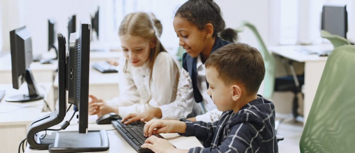 Estrategias-de-Marketing-Digital-para-Escuelas-y-Universidades-Mas-Inscripciones-Menos-Esfuerzo-recursos_creativos pexels-ryutaro-5745520-1024x682-978x500